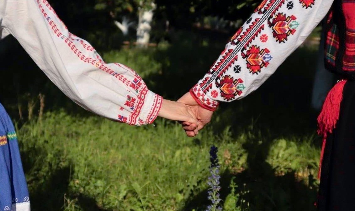 Деца танцуват